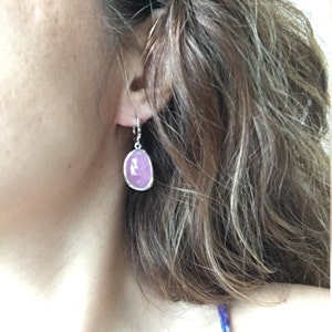 K&ouml;nnte beinhalten: Ein Paar silberne Ohrh&auml;nger mit einem rosafarbenen ovalen Edelstein. Die Ohrringe haben ein schlichtes Design und sind perfekt f&uuml;r den Alltag.