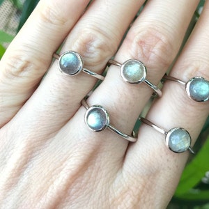 Labradorite Round Silver Ring- Stackable Labradorite Simple Small Ring- Iridescent Boho Stone Dainty Ring- Cabochon Labradorite Bezel Ring