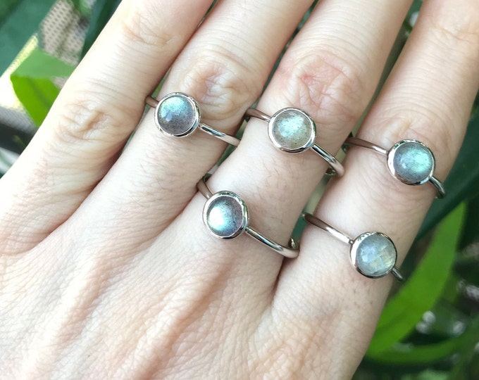 Labradorite Round Silver Ring- Stackable Labradorite Simple Small Ring- Iridescent Boho Stone Dainty Ring- Cabochon Labradorite Bezel Ring