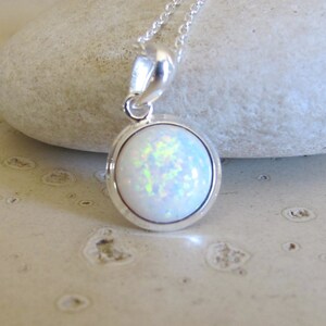 Collar de ópalo redondo simple- Collar de ópalo iridiscente Boho- Collar de plata de ópalo blanco- Collar de piedra de nacimiento de octubre- Regalos de joyería para ella