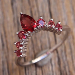 Roter Granat-Kurve-Sterlingsilber-Enhancer Guard-Hochzeitsring