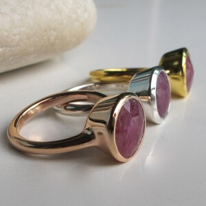Pu&ograve; includere: Tre anelli con pietre preziose rosa. Gli anelli sono in oro, argento e oro rosa.