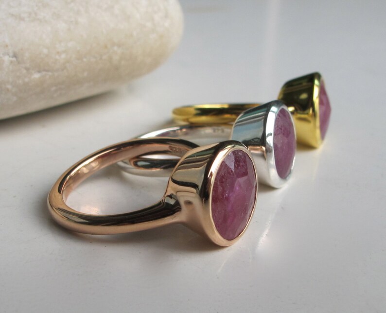 Pu&ograve; includere: Tre anelli con pietre preziose rosa. Gli anelli sono in oro, argento e oro rosa.
