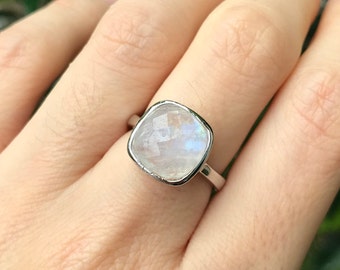 Anillo apilable de faceta cuadrada de piedra lunar- Anillo de plata de ley de piedra lunar arco iris- Anillo de plata de piedra lunar azul simple- Anillo de piedra de nacimiento de junio