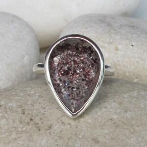 Rode brand kwarts edelsteen engagement- grote Lepidocrocite bezel Solitaire ring- unieke teardrop verlovingsring- eenvoudige peer vorm ring