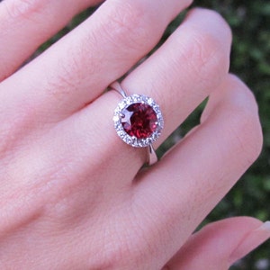 Anillo de compromiso Garnet Halo- Anillo natural de promesa de granate- Anillo de aniversario de la piedra de nacimiento de enero- Anillo de oro rosa de piedra preciosa roja- Anillo redondo