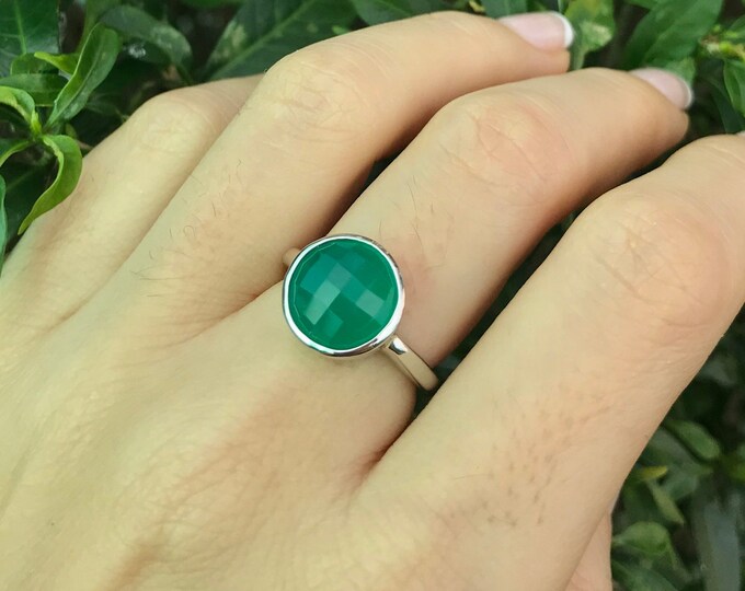 Green Gemstone Round Silver Ring- Green Onyx Stackable Ring-Faceted Green Chalcedony Ring- Simple Green Bezel Ring- Sterling Silver Ring