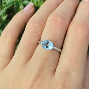 Anillo ovalado de topacio azul claro- Anillo delicado de punta de pila de topacio azul genuino- Anillo de piedra de nacimiento de diciembre- Anillo simple azul de 4 puntas- Anillo este oeste