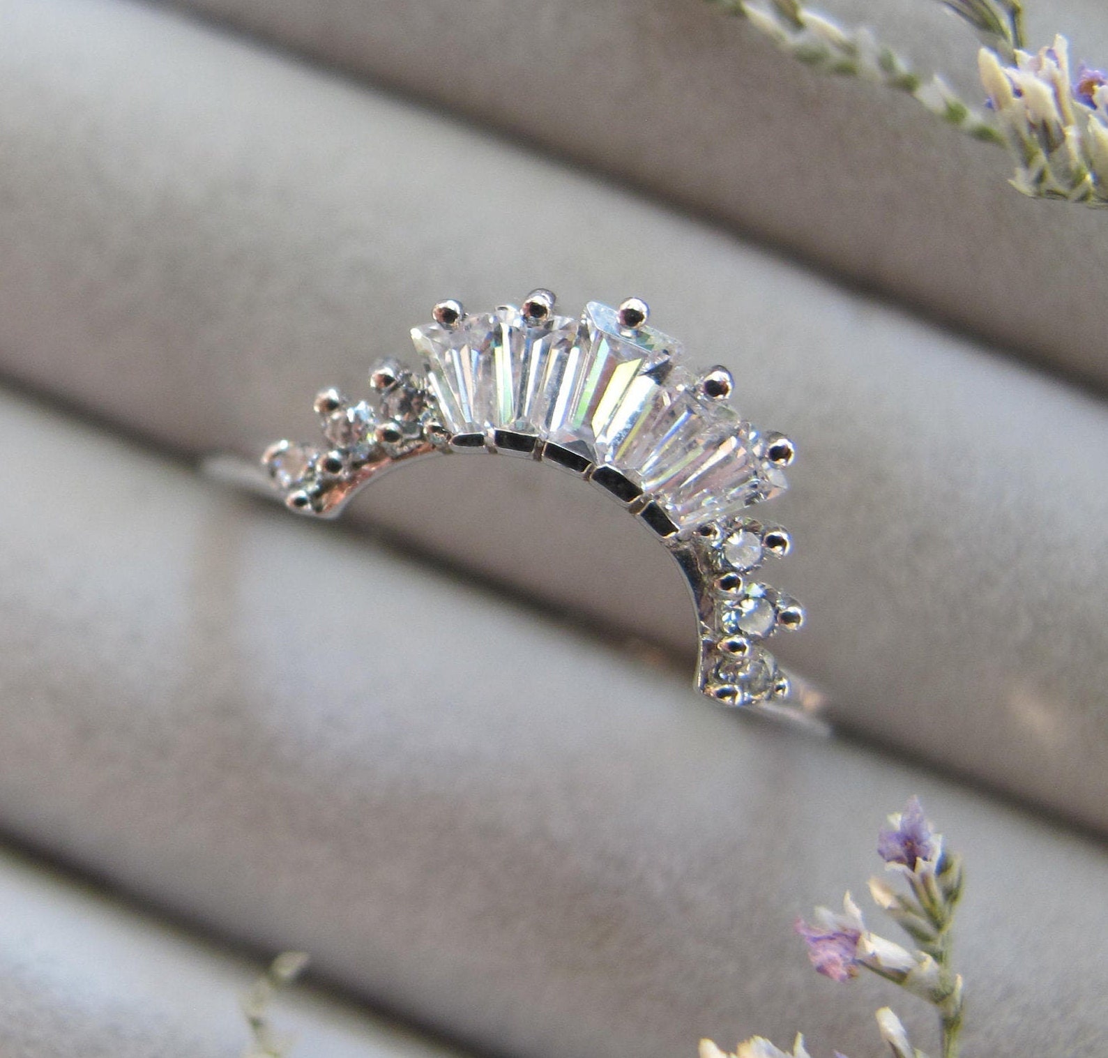 Art deco sales curved wedding band