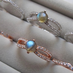 Round Labradorite Bridal 3 Ring Set- Cabochon Labradorite Engagement Ring Set- Split Shank Labradorite Prong Rings- Iridescent Ring Set