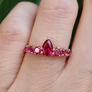 Robijn ronde trouwring-donker diep levendig roze rood nesting cluster cirkel band-fuchsia edelsteen op maat gemaakte band-juli geboortesteen band