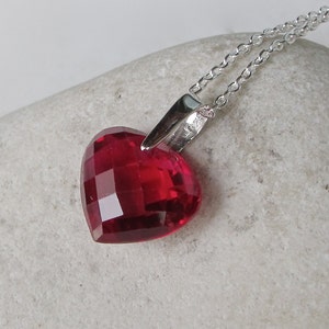 Collar de corazón rojo- Regalos de San Valentín para ella- Collar de corazón- Collar de regalo romántico para esposas- Regalo de piedra de nacimiento de rubí- Collar de corazón rojo de CZ