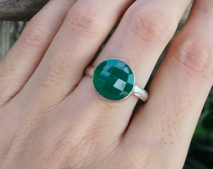 Green Onyx Round Silver Ring- Green Stackable Simple Ring- Faceted Green Chalcedony Ring- Green Bezel Ring- Sterling Silver Ring Size 10