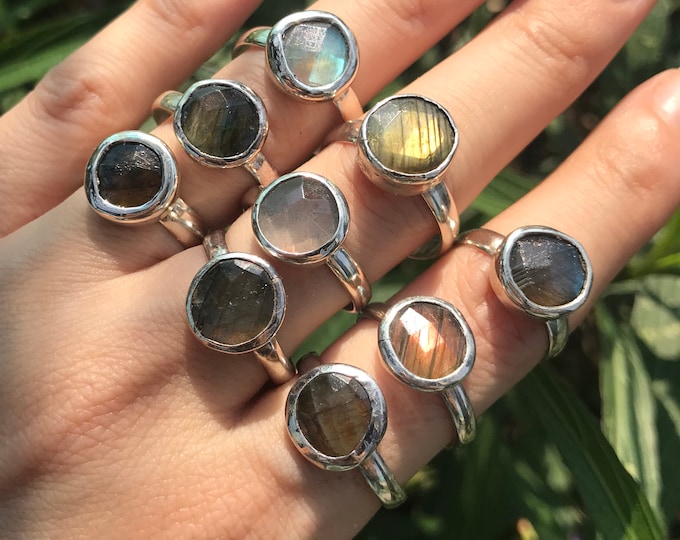 Round Labradorite Stackable Silver Rustic Ring- Boho Labradorite Bezel Ring- Iridescent Labradorite Blue Green Golden Ring- Unisex Ring