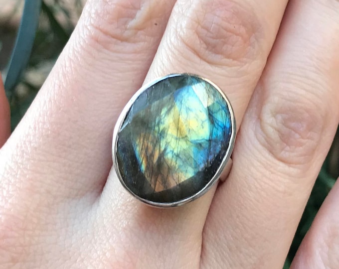 Large Labradorite Ring- Iridescent Rainbow Ring- Oval Boho Festive Ring- Gypsy Coachella Mood Ring- Bohemian Gemstone Statement Ring