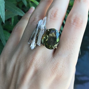 Raw Crystal Statement Solitaire Gothic Ring- Unieke Rustieke Unisex Band- Getextureerde Groene Quartz Edelsteen Volumineus Ring- Avant Garde OOAK Ring
