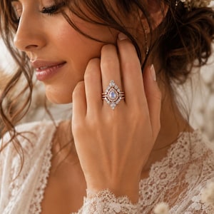 Set di 3 anelli in argento sterling con alone di pietra di luna a goccia - Anello di fidanzamento con rosa e pietra di luna arcobaleno a forma di pera - Anelli per anniversario di matrimonio boho da 1 carato originali