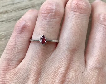 Äkta rubin liten markis ring - stapelbar naturlig rubin ring - juli födelsesten ring - röd ädelsten ring - liten rubin ring för tonårsbarn