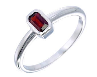 Rectángulo Genuine Garnet Dainty Ring- Tiny Red Stackable Ring- Sterling Silver Emerald Cut Natural Garnet Ring- January Birthstone Ring
