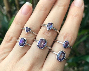 Neptune Garden Mystic Topaz Anillo apilable- Boho Rainbow Dainty Gemstone Teen Ring- Boho Purple Blue Ring- Colorida joyería Boho