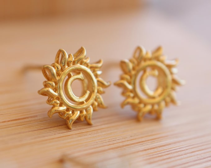 Sun Ray Halo Bezel Initial Halo Stud Earring- Dainty Letter 925 Sterling Silver Earrings- Gifts for Mom Birthday Bridesmaid Anniversary