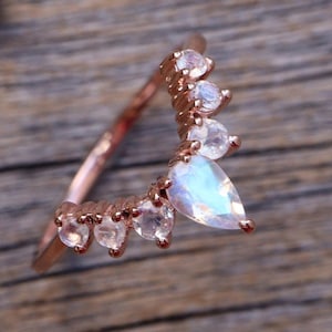 Aliança de casamento redonda em formato de pera com pedra da lua genuína e design que realça a curvatura, em prata de lei.