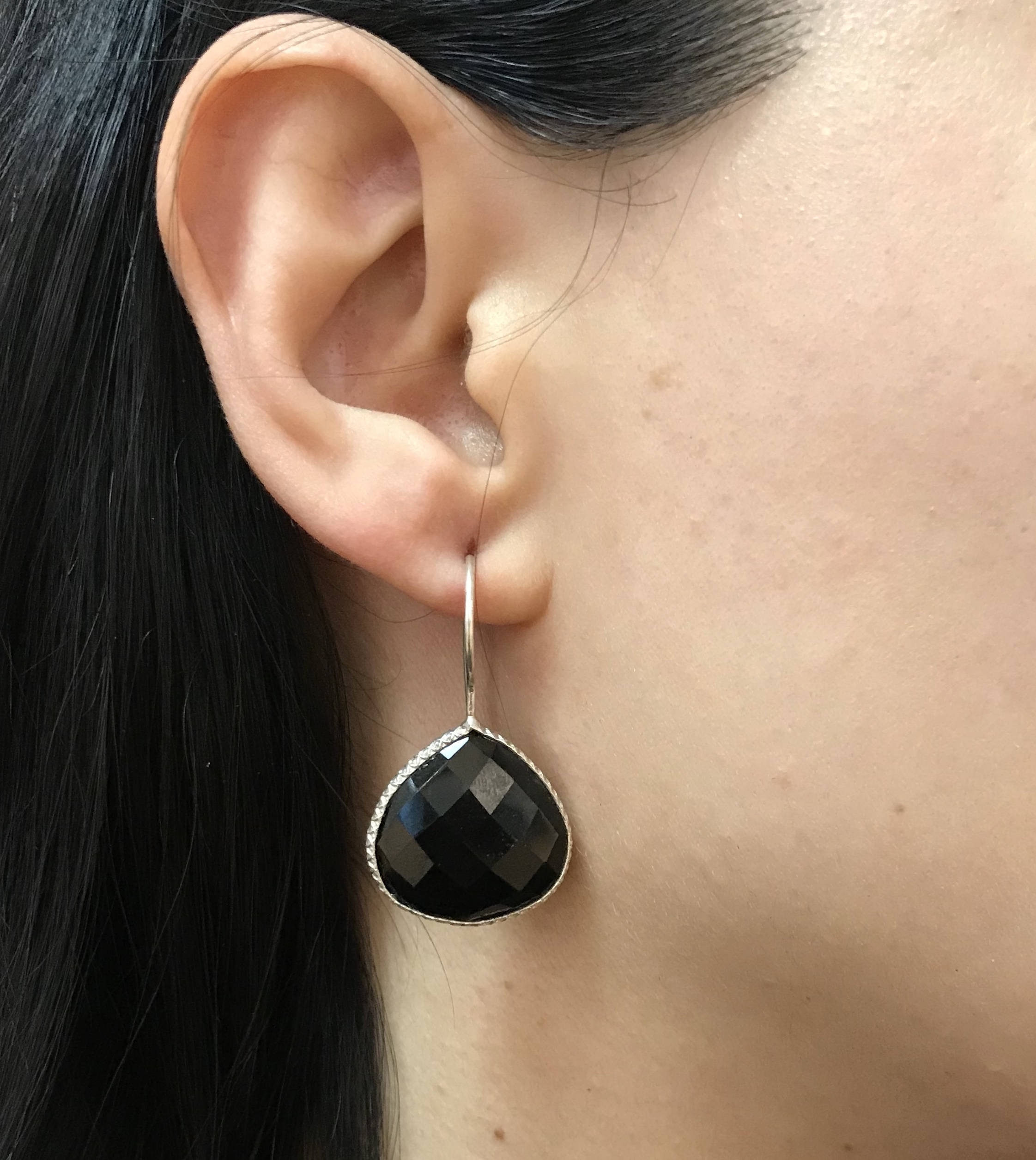 Gold tone black stone stud/earrings dj-38233 – dreamjwell