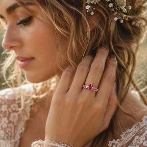 Anillo de boda redondo de rubí - Anillo de círculo anidado de color rosa intenso y rojo oscuro - Anillo personalizado con gema fucsia - Anillo con la piedra natal de julio