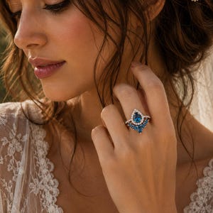 Teardrop London Verlobungsring-Set aus Sterlingsilber mit dunkelblauem Topas und Halo-Fassung (2 Ringe)