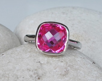 Anillo cuadrado rosa fucsia- Anillo de pila de cuarzo rosa caliente- Anillo de topacio rosa facetado- Anillo apilable de corte de cojín rosa- Regalos de joyería para ella