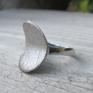 Anneau Boho argenté géométrique- Anneau asymétrique minimaliste- Anneau de déclaration unique contemporain moderne Anneau en argent sterling ondulé curvy