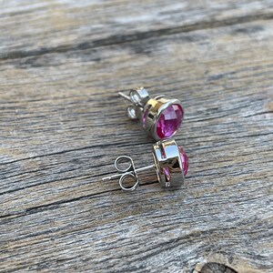 Puede incluir: Un par de pendientes de plata con piedras preciosas rosas. Los pendientes tienen un dise&ntilde;o sencillo y son perfectos para el uso diario.