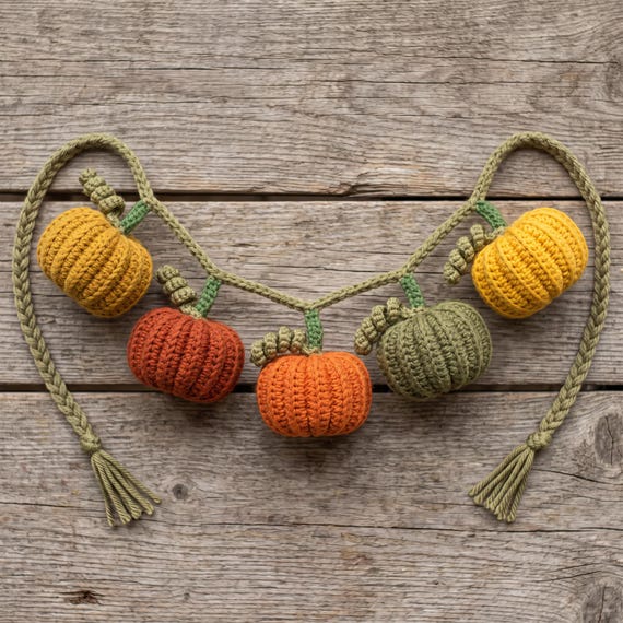 Crochet Pumpkin Garland Pattern, Ribbed Pumpkins, Autumn Decor (Digital Download)