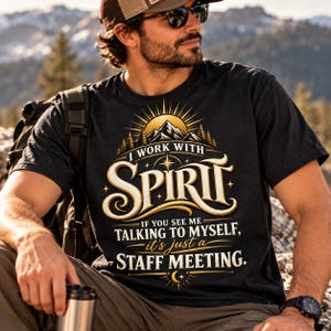 T-shirt voor een bijeenkomst van de spirituele staf, T-shirt met de tekst "Ik praat tegen mezelf", grappig T-shirt voor spiritueel werk