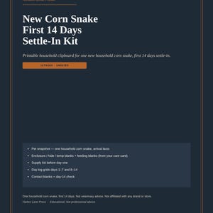 以下が含まれることがあります： Harbor Lane Pressによる「New Corn Snake First 14 Days Settle-In Kit」と題された濃紺の印刷用ドキュメント。12ページ構成で、用品リスト、1〜14日間の記録グリッド、連絡先記入欄が含まれています。サイズは21.59 x 27.94 cmです。