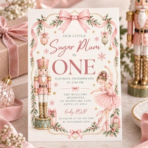 Puede incluir: Una tarjeta de invitación rectangular con temática rosa y dorada, con una ilustración de un cascanueces y una bailarina. El texto dice: Our Little Sugar Plum is ONE, Saturday, December 6th at 2:00 PM, The Williams Residence, 123 Snowflake Lane, Aspen, CO 81611, Kindly RSVP to Sarah at 123-456-7890 by November 28th.