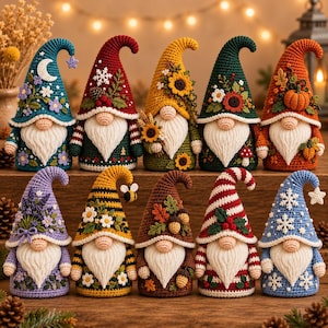 Könnte beinhalten: Eine Sammlung von zehn gehäkelten Gnomen in zwei Reihen. Jeder Gnom trägt eine hohe, spitze Mütze mit saisonalen Motiven wie Blumen, Kürbissen, Schneeflocken, Bienen und Eicheln, ergänzt durch einen weißen Bart aus Garn und eine runde Nase.