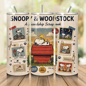 Può includere: Un bicchiere cilindrico in acciaio inossidabile a tema Snoopy e Woodstock intitolato A Friendship Scrapbook. Il design include varie illustrazioni dei personaggi, una cuccia rossa, cornici in stile polaroid ed elementi testuali.