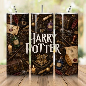 Puede incluir: Un vaso cilíndrico con un fondo marrón oscuro y un tema repetitivo de Harry Potter. El diseño incluye el logotipo de Harry Potter, el escudo de Hogwarts, frascos de pociones, un cofre del tesoro, una pluma, una varita y una snitch dorada.