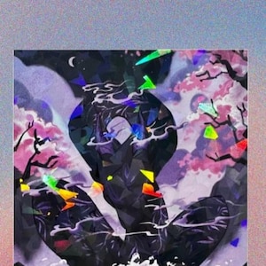 Op de afbeelding: Een holografische sticker met een donkere, geometrische, abstracte figuur omringd door roze kersenbloesembomen, een maansikkel en een klein wit wezen onderaan. De tekst HELLO, BEASTIE*, *HOLOGRAPHIC STICKERS, 10CM staat boven de afbeelding gedrukt.