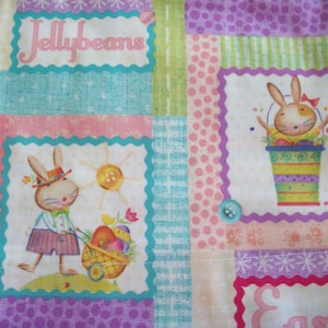 Set van 2 katoenen paaskussenslopen met paashaas en jellybeans! Standaard formaat en handgemaakt!