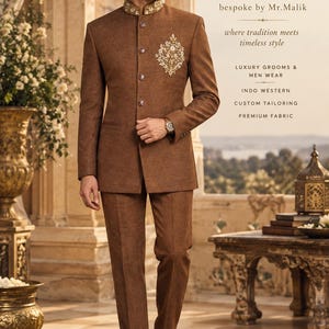 Op de afbeelding: Een bruin pak bestaande uit een jasje met een opstaande kraag met gouden borduursels op de nek en borst, gecombineerd met een bijpassende broek. De tekst RIWAAYAT bespoke by Mr. Malik, where tradition meets timeless style, LUXURY GROOMS & MEN WEAR is zichtbaar.