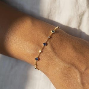 14K guldarmband med blå safir för kvinnor, minimalistiska smycken med blå stenar, present till september-födelsesten, elegant armband med diamanter
