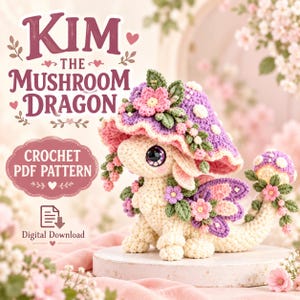 Puede incluir: Un dragón de ganchillo con cuerpo color crema, grandes ojos morados y un sombrero de seta morado adornado con flores rosas y hojas verdes. El texto dice Kim The Mushroom Dragon Crochet PDF Pattern.