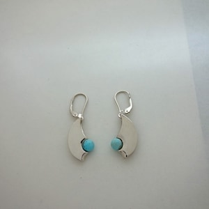 Pendiente de plata de ley y turquesa.