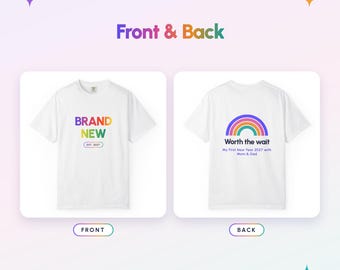Może przedstawiać: Biały t-shirt pokazany z przodu i z tyłu. Przód zawiera napis "BRAND NEW" w tęczowym gradiencie oraz "EST. 2027". Tył przedstawia grafikę tęczy nad tekstem "Worth the wait" oraz "My First New Year 2027 with Mom & Dad".