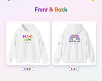 Może przedstawiać: Biała bluza z kapturem z napisem BRAND NEW i EST. 2027 z przodu. Z tyłu znajduje się kolorowa grafika tęczy nad tekstem Worth the wait oraz My First New Year 2027 with Mom & Dad, z małym napisem na rękawie.