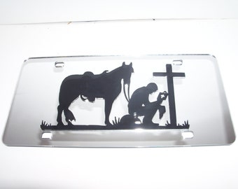 ¡NUEVO! Placa de matrícula láser con espejo de vaquero, caballo y cruz en colores plateado y negro.