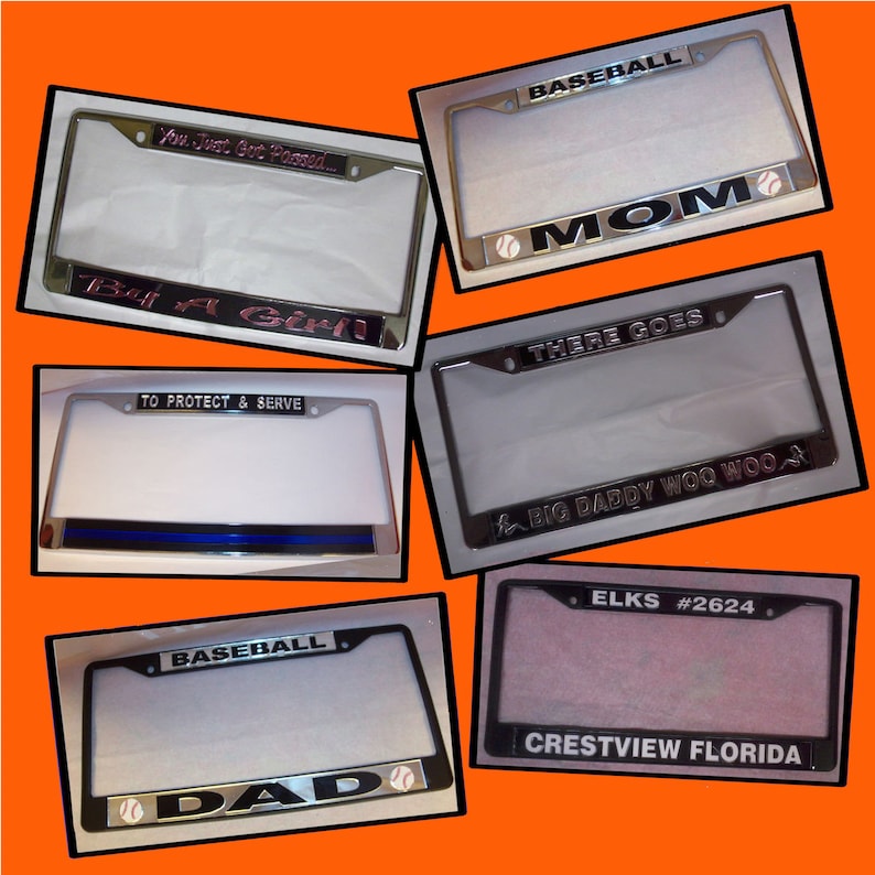 Puede incluir: Una colecci&oacute;n de seis marcos de matr&iacute;cula de coche plateados y negros con varios dise&ntilde;os y textos. Los dise&ntilde;os incluyen pelotas de b&eacute;isbol, una placa de polic&iacute;a y el texto "You Just Got Passed... But A Girl", "There Goes Big Daddy Woo Woo A", "Elks #2624 Crestview Florida", "Baseball Mom", "Baseball Dad", y "To Protect & Serve".