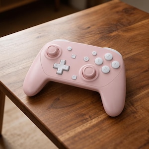 Op de afbeelding: Een lichtroze draadloze videogamecontroller met witte knoppen, een wit richtingspad en twee bijpassende roze analoge sticks. De controller heeft een gladde, matte afwerking met een standaardindeling inclusief vier primaire actieknoppen.